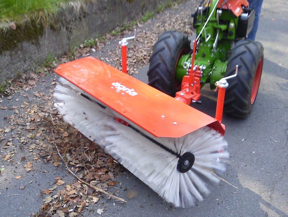 agria 3400 mit Kehrbürste