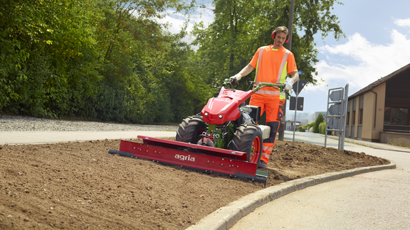 agria 5900 Cyclone mit Planierrechen