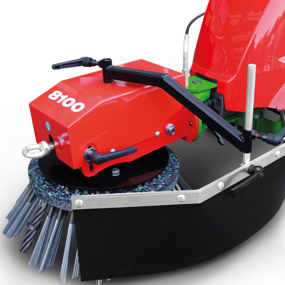 Spritzschutz verhindert den Auswurf von Steinen und Wildwuchs