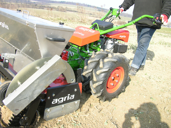 agria 5500 mit Kreiselegge und Aufsattelsämaschine