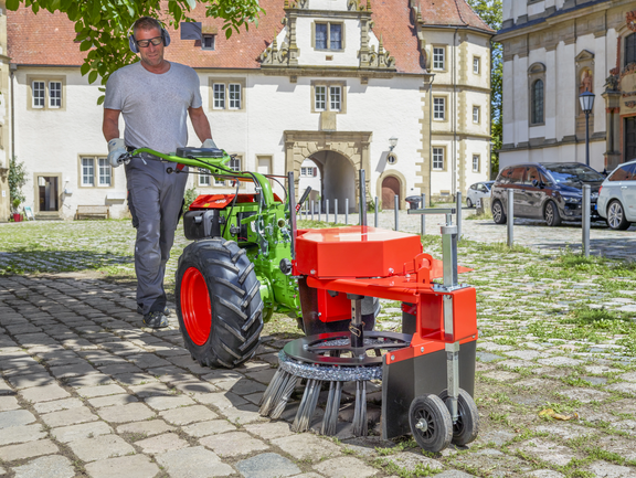 agria 3400 mit Wildkrautbürste