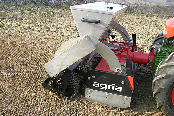 agria 5900 Taifun mit Kreiselegge und Aufsattelsämaschine