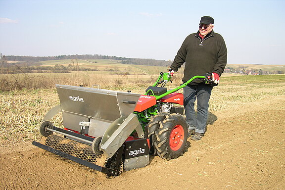 agria 5500 Grizzly mit Kreiselegge, Aufsattelsämaschine und Mehrfachbereifung