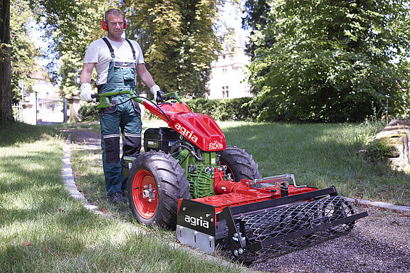 agria 5900 Bison mit Wegepflegegerät im Park