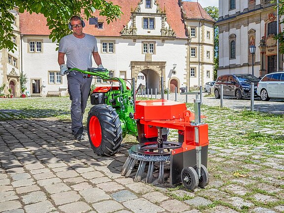 Einachser agria 3400 mit Wildkrautbürste WK 70