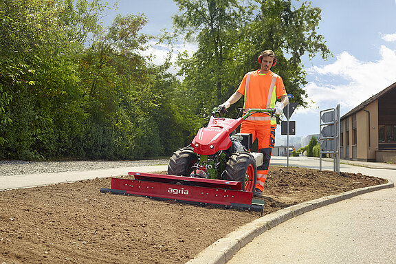 agria 5900 Cyclone mit Dreifach-Planierrechen