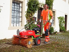 Kehrmaschine agria 7100 mit Moosbürste