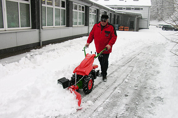 agria 3600 BM mit Schneepflug und Frontgewicht