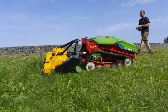 agria 9700e Ferngesteuerter Akku-Geräteträger mit Müthing MU-FM Vario Mulchgerät