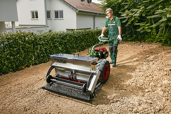 agria 3400 mit Kreiselegge und Aufsattelsämaschine