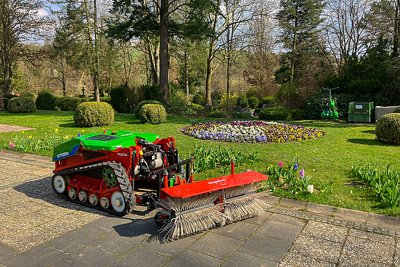 agria 9700e mit Kehrmaschine