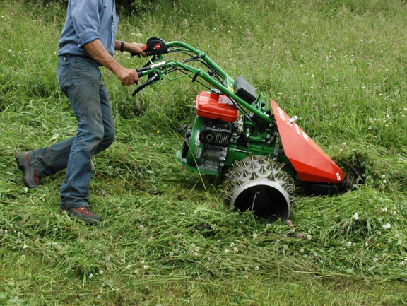 agria 5500 mit Mähbalken und Stachelwalzen