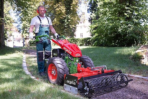 agria 5900 Bison Geräteträger mit Wegepflegegerät