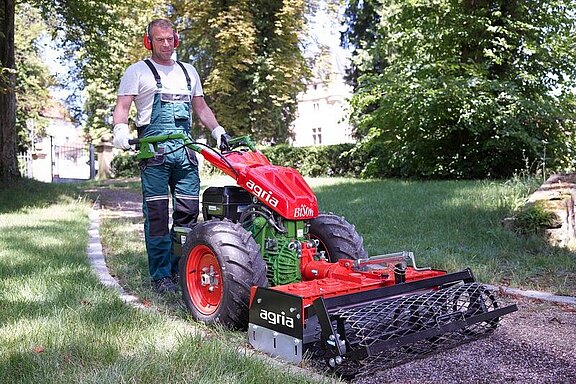 agria 5900 Bison Geräteträger mit Wegepflegegerät