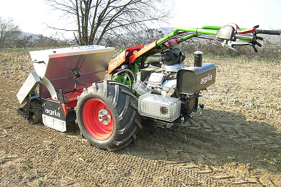 agria 5900 Taifun mit Kreiselegge und Aufsattelsämaschine