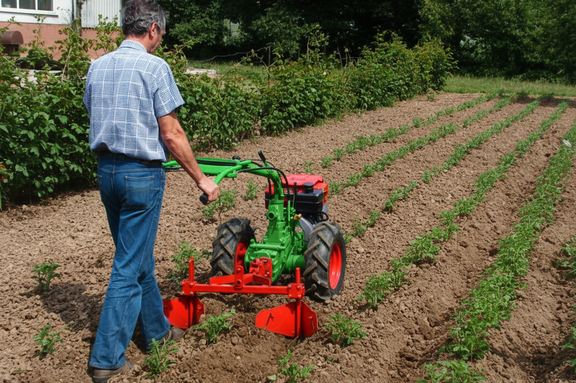 agria 3400 mit Häufeleinrichtung und Häufelkörper