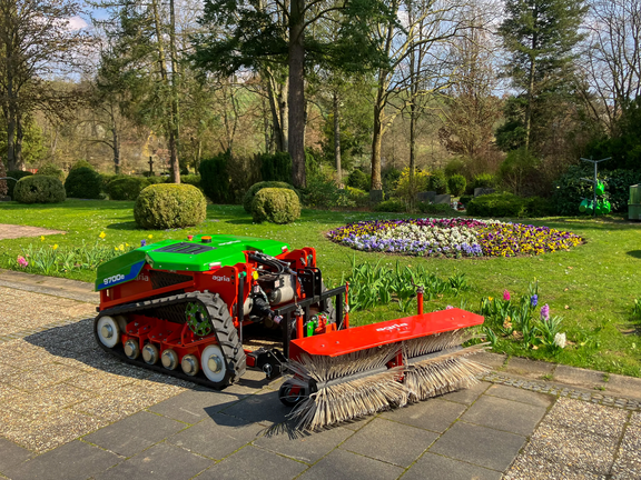 agria 9700e mit Kehrbürste auf dem Friedhof