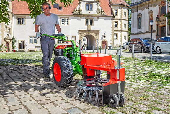 agria 3400 mit Wildkrautbürste WK 70