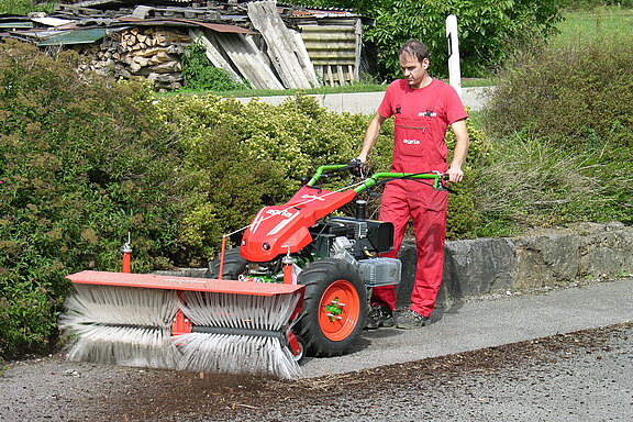 agria 5900 Cyclone mit Kehrmaschine