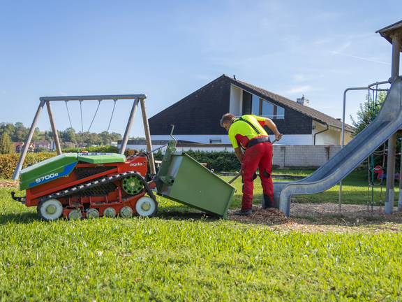 agria 9700e mit Transportmulde auf dem Spielplatz