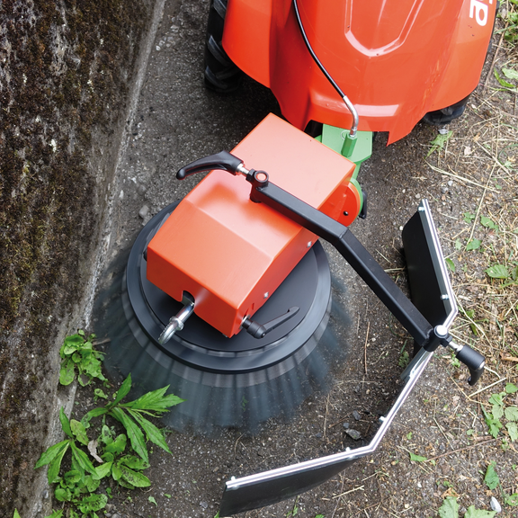 Effektive Beseitigung von Wildkraut auch entlang von Kanten und Mauern