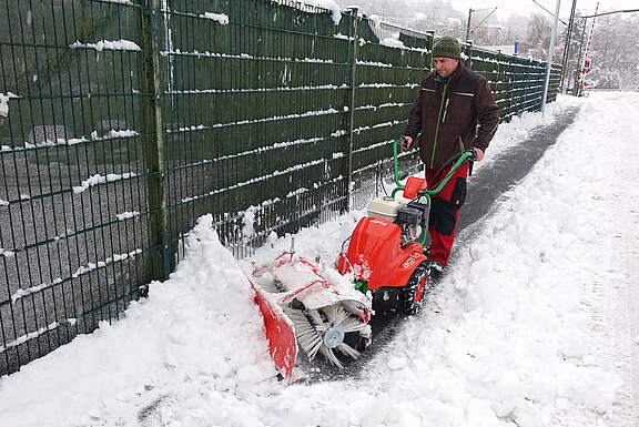 agria 7100 comfort mit Kehrmaschine und Schneepflug