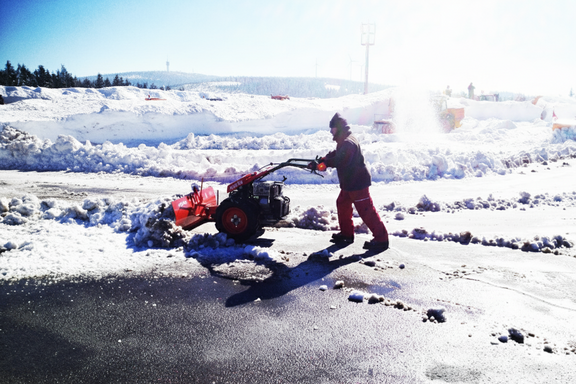 agria 5900 Taifun mit Schneepflug