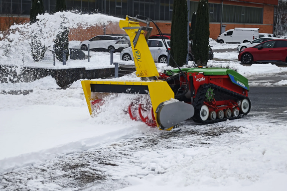 agria 9700e mit Westa 36L Schneefräse
