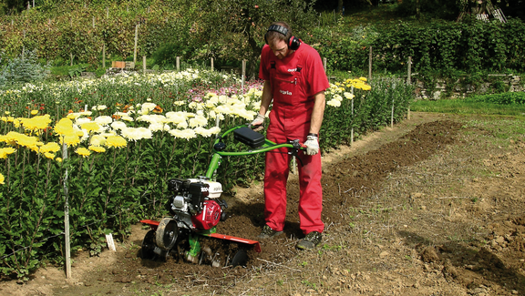 agria 0100-R mit Hackwerkzeugen