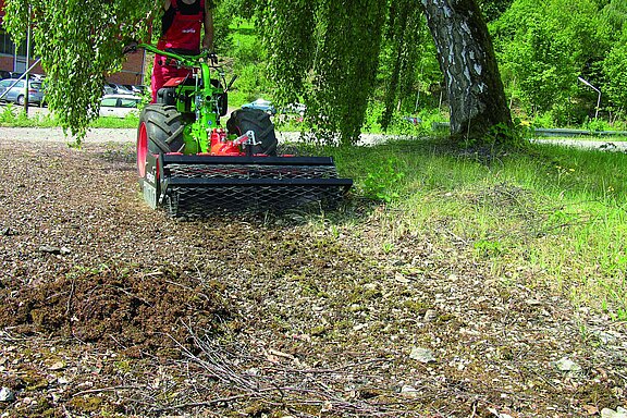 agria 3400 mit Wegepflegegerät auf Wegen
