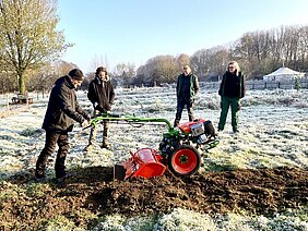Bodenbearbeitung mit der agria 3400 und angebauter Fräse