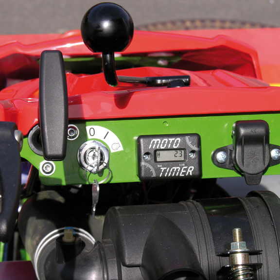 Praktische Amaturentafel mit Betriebsstundenzähler, Drehzahlmesser, Zündschloss und 12 V-Steckdose