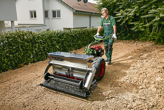 agria 3400 mit Kreiselegge und Aufsattelsämaschine