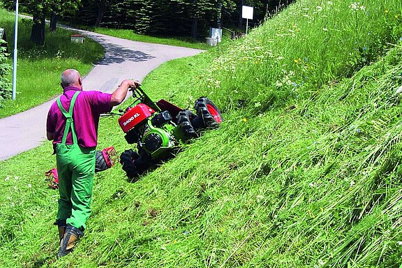 agria 5500 mit Balkenmäher und Mehrfachbereifung