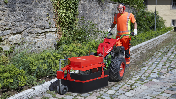 agria 5900 Bison mit Wildkrautbürste