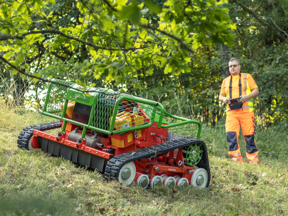 agria 9600 Ferngesteuerter Hochgras-Sichelmulcher am Hang