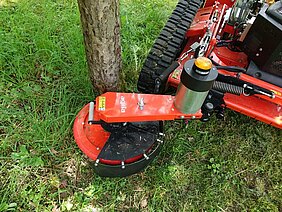 Randnahes Mähen entlang von Hindernissen