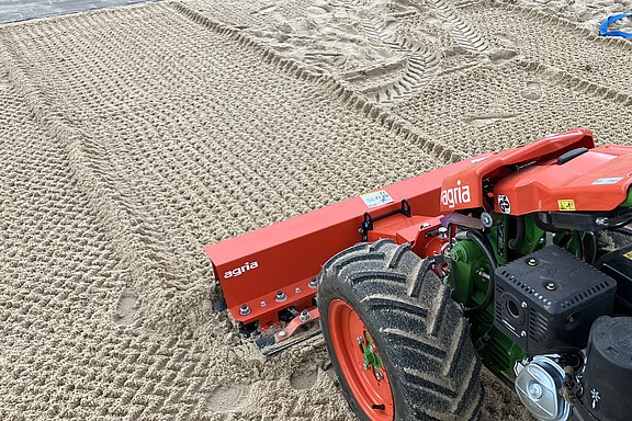 agria 5900 Taifun mit Dreifach-Planierrechen