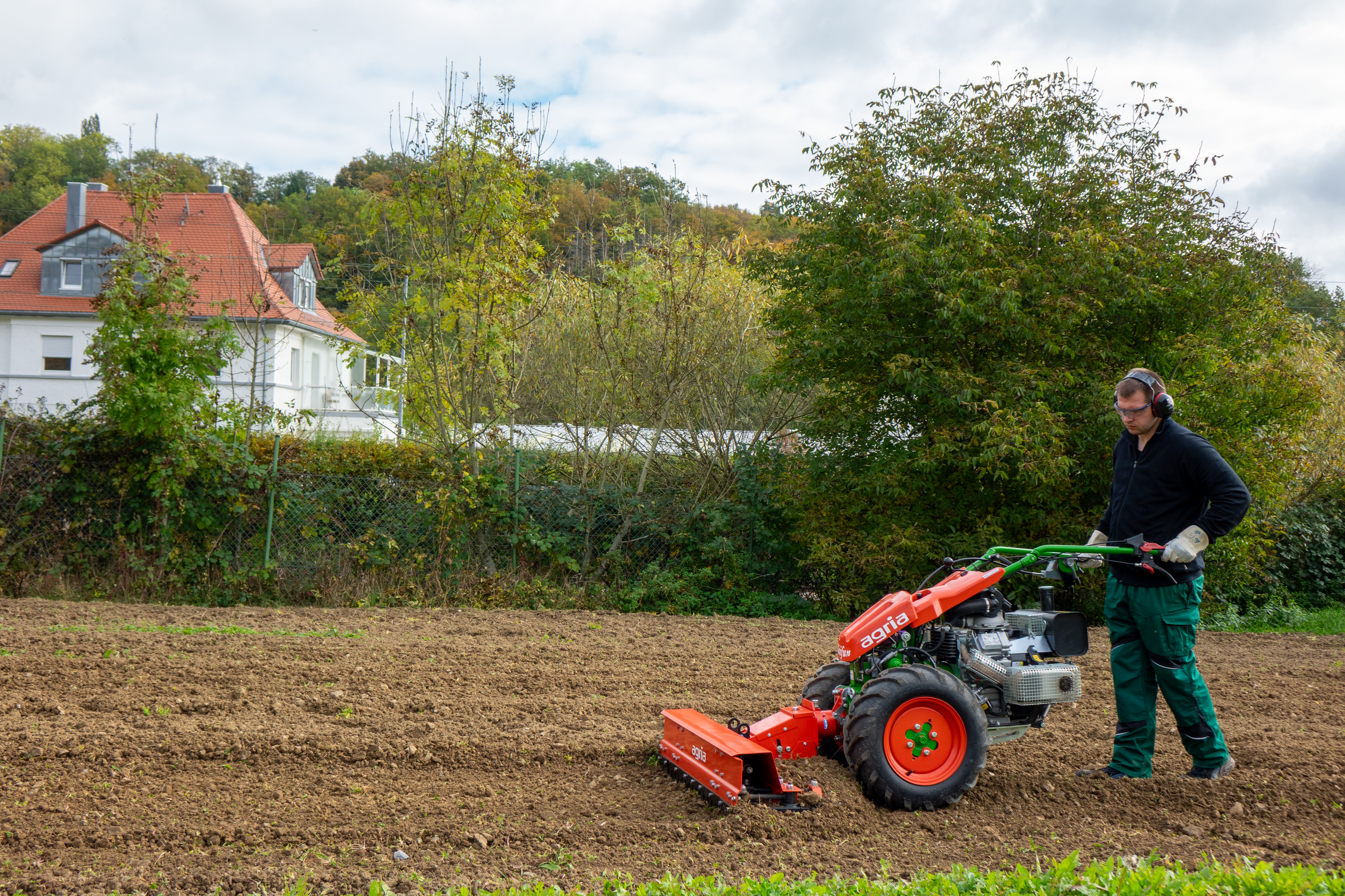 agria 5900 Taifun mit Dreifach-Planierrechen